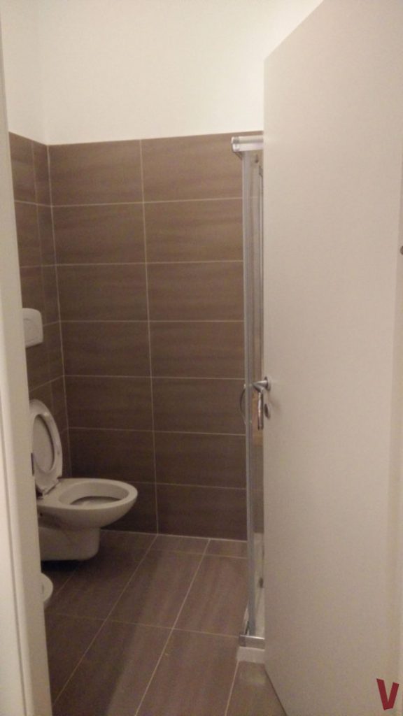 Bagno con sanitari sospesi Milano Monochic
