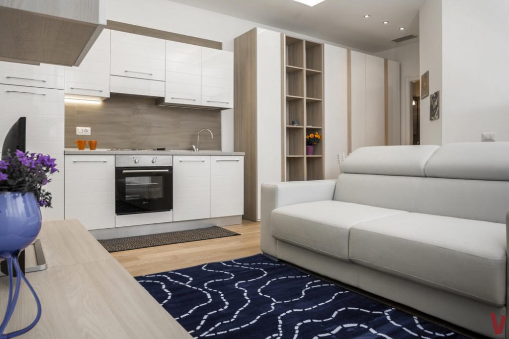 Soggiorno vista cucina immobile Milano Monochic