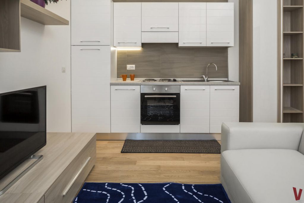 Soggiorno vista cucina immobile Milano Monochic